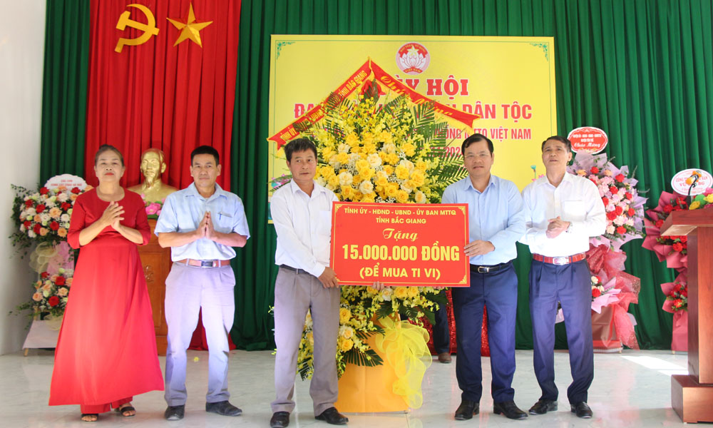  Phó Chủ tịch UBND tỉnh Phan Thế Tuấn dự Ngày hội Đại đoàn kết toàn dân tộc tại huyện Yên Thế